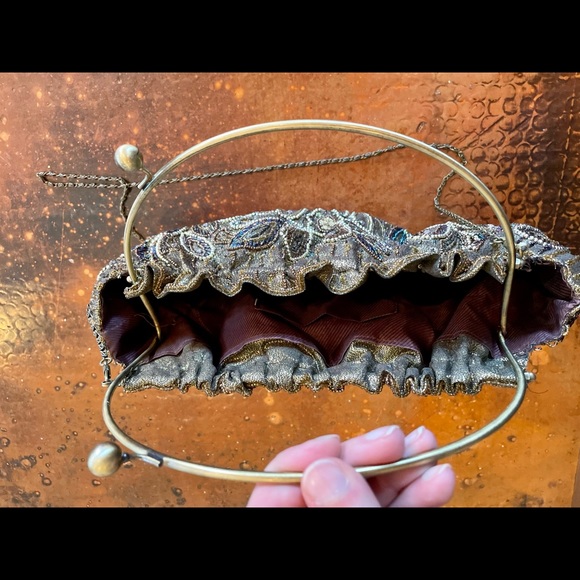 Vintage Top Handle Bag Gold Lame Beaded Kiss Lock Handle Includes Chain Strap. - Picture 3 of 10